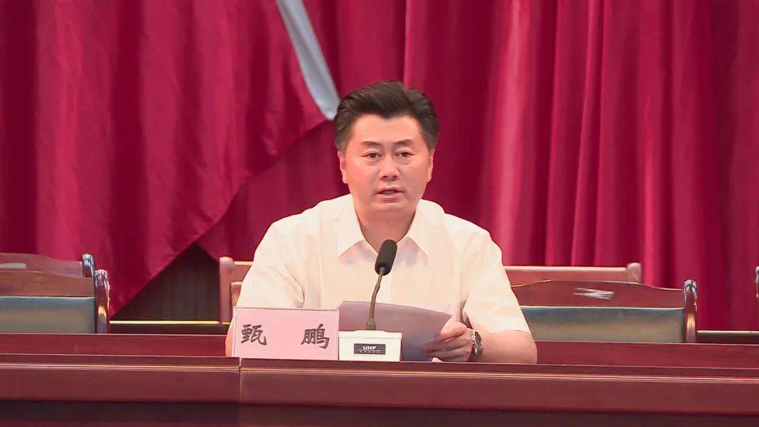 观看警示教育片和专题片后,县委书记甄鹏就严肃换届纪律,加强换届风气