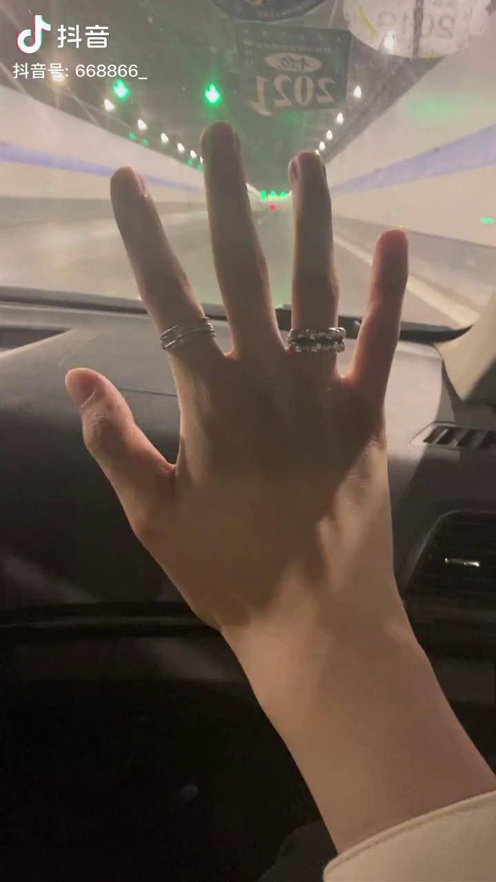 无名指弯曲 这个手势你会吗 so?