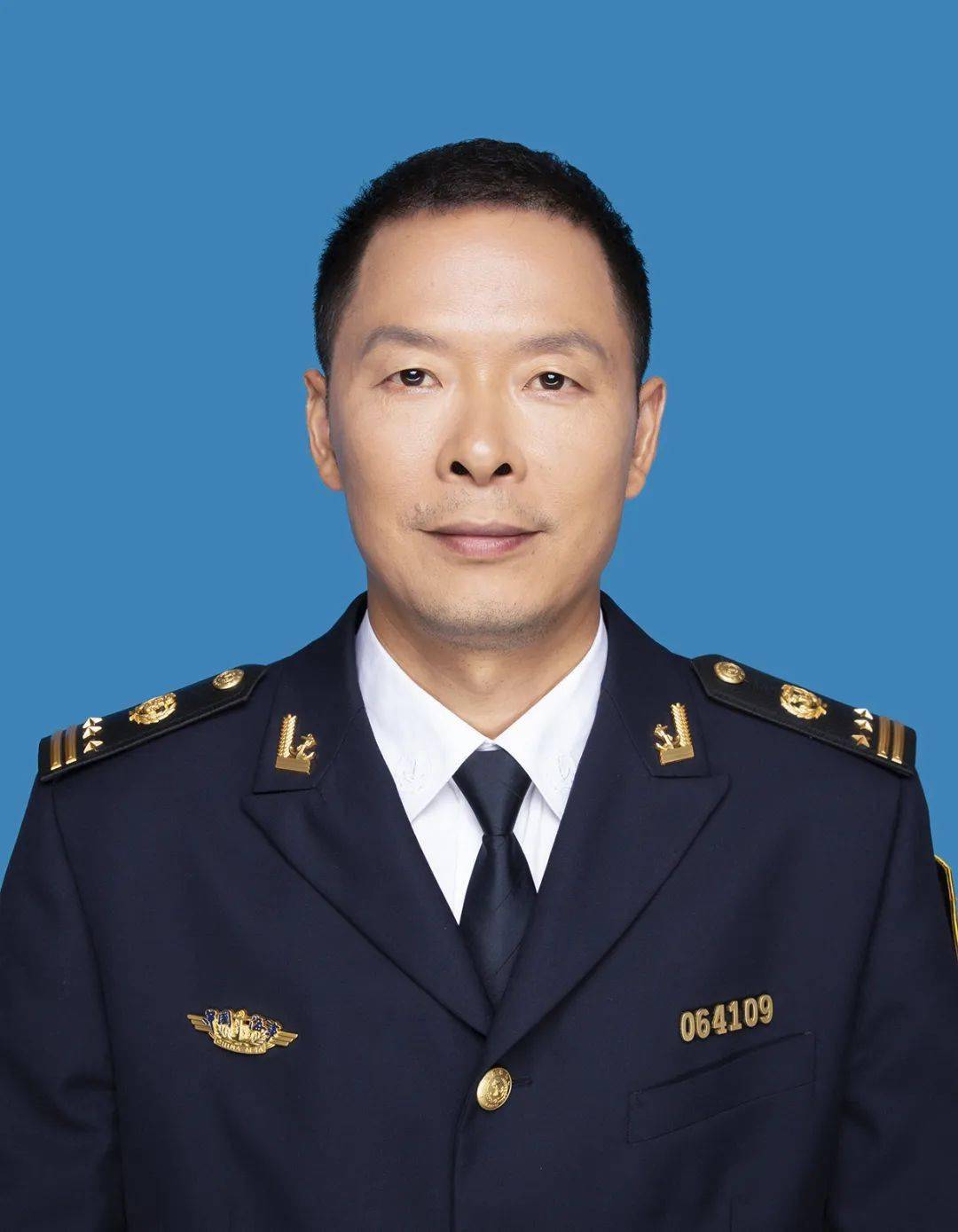 百优事迹展播深扎基层奉献海事的老黄牛吴秀军