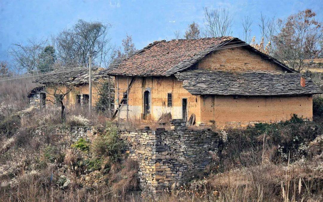 農村村民建房需要取得宅基地批准書和鄉村建設規劃許可證,如果是拆掉