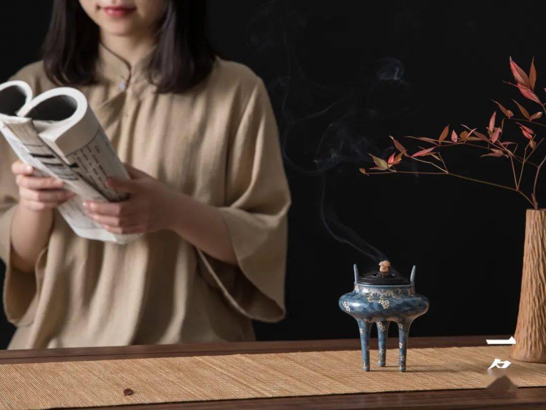 这是陈继儒在《小窗幽记》里的闲淡心境,也勾得我着手焚香,效仿古人