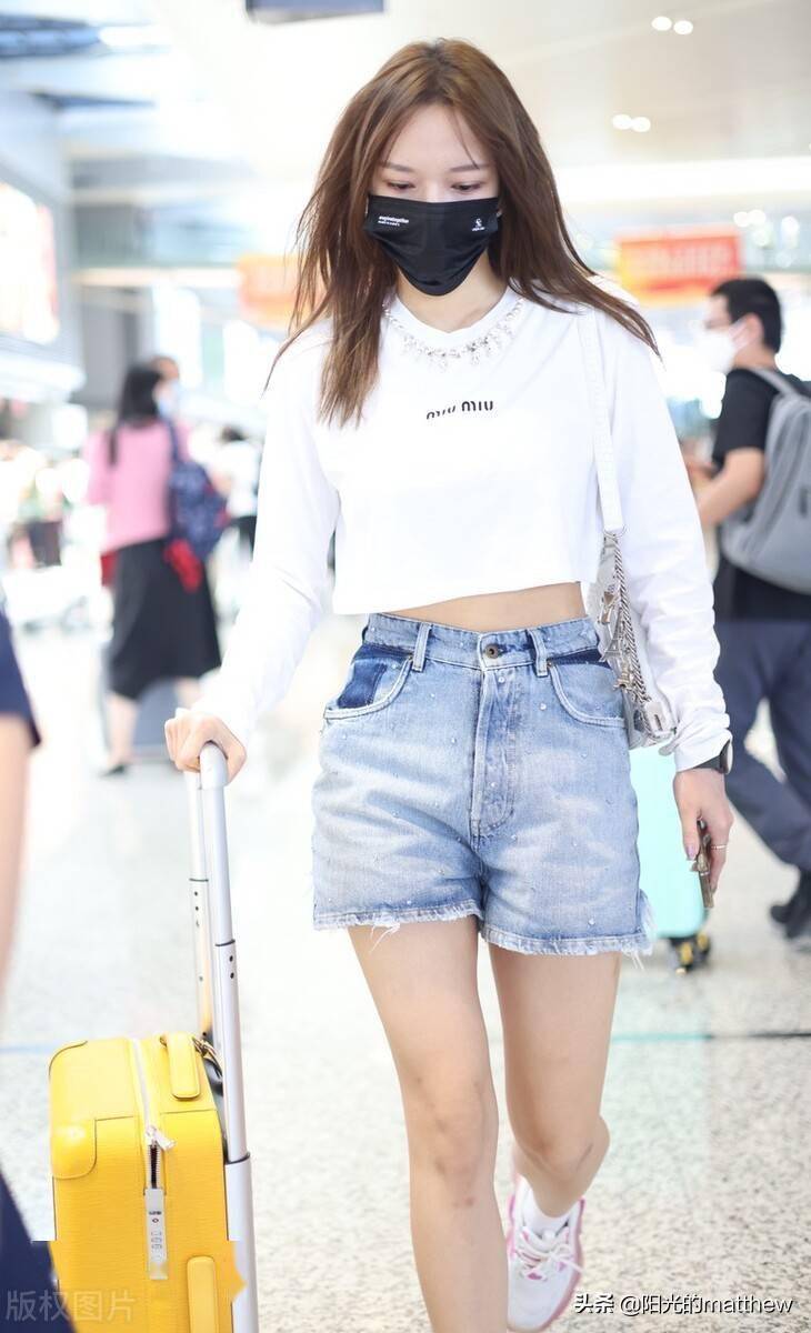 街拍:程潇白色t恤 牛仔短裤 运动鞋简约休闲