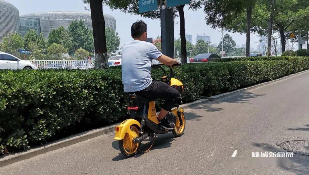 不过,记者采访中发现,部分市民在骑行共享电单车时将头盔弃置一旁,让