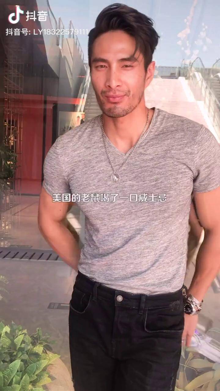 中国的老鼠喝了一口二锅头,拽的已经不知道自己是谁啦大叔aaben