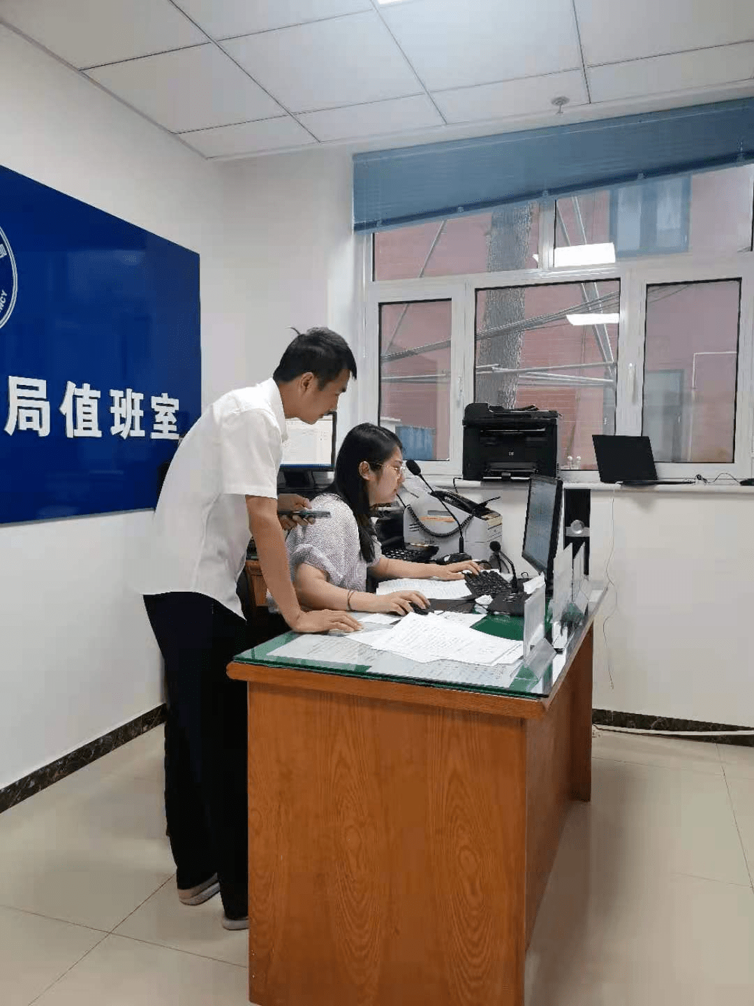 值班员编辑值班信息工作人员正在收集汇总灾情信息应急人员查看应急