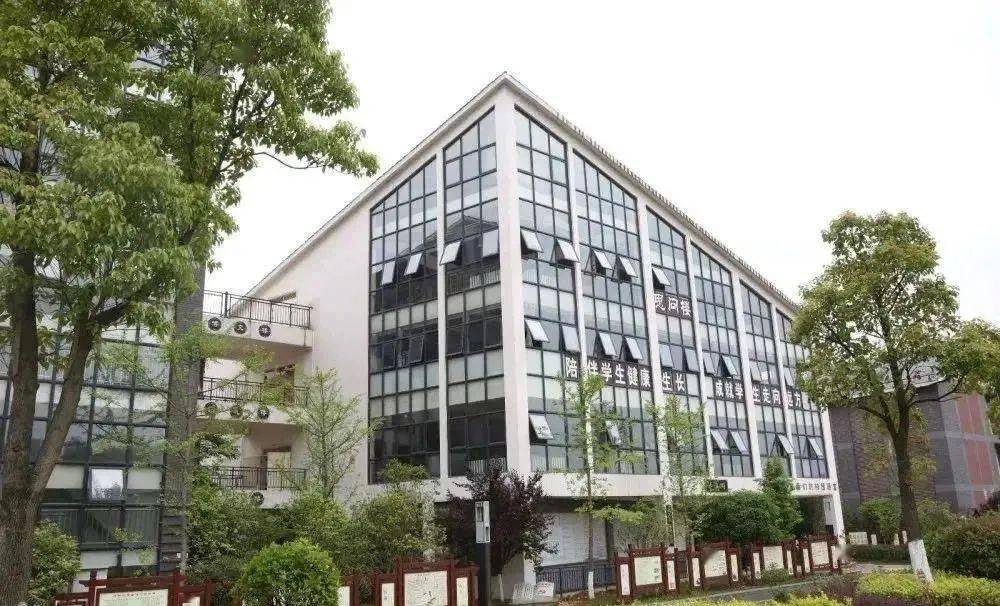 清镇城投和贵州广大城投公司共同注资的十二年一贯制学校