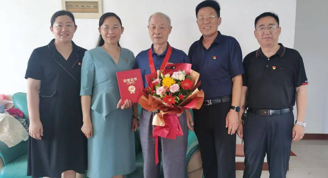 县教体局党组副书记李淑慧和金乡一中校长张金启的带领下,通过上门