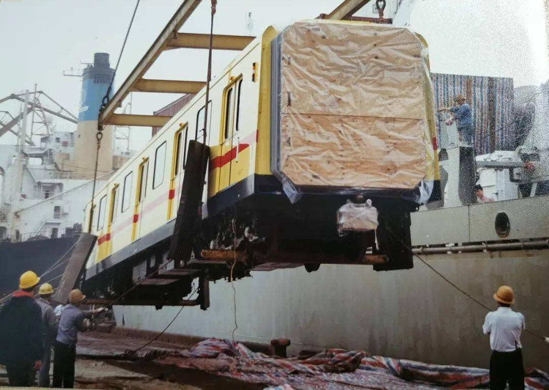 1997年4月9日,由安达-西门子制造的广州地铁首列列车由嘉兴号货轮运抵