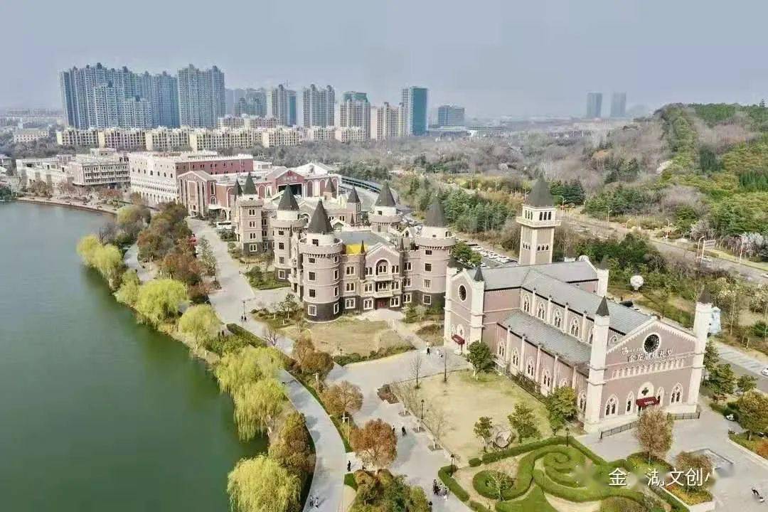 金龙湖小镇项目系徐州经济技术开发区与上海圣博华康携手打造,基于商