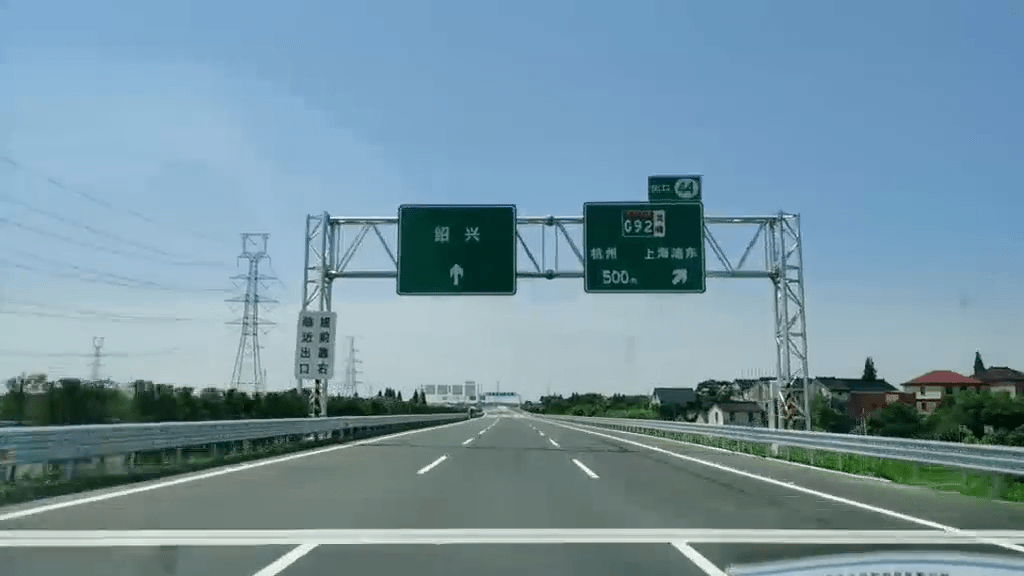 (盐官西枢纽处)全线设服务区一处.全线设互通一处:周王庙互通.