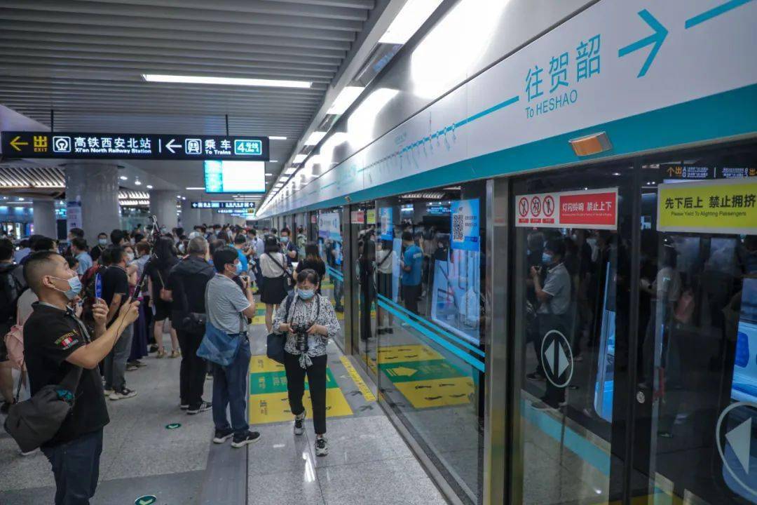 随后,试乘代表们登上了14号线前往贺韶方向的列车.