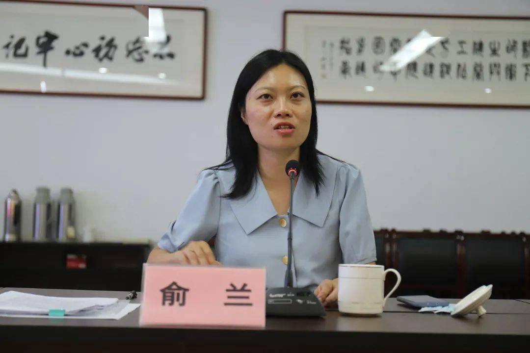 调研结束后,调研组在市卫健局二楼召开座谈会,副市长俞兰主持座谈会