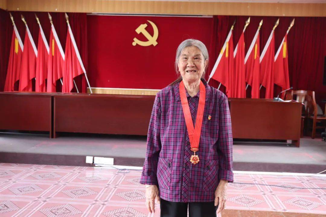 【同期声】老党员黄秀英(66年党龄)要对党忠诚要全心全意为人民服务我