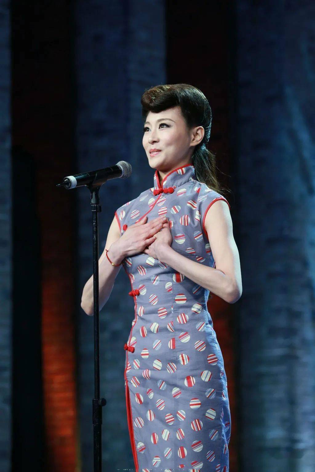 这段端庄婉约的古典气质,优雅高贵的中国旗袍舞蹈,来自舞者周丽君,一