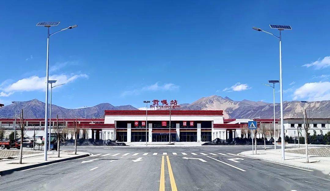 拉萨至林芝铁路正式开通运营