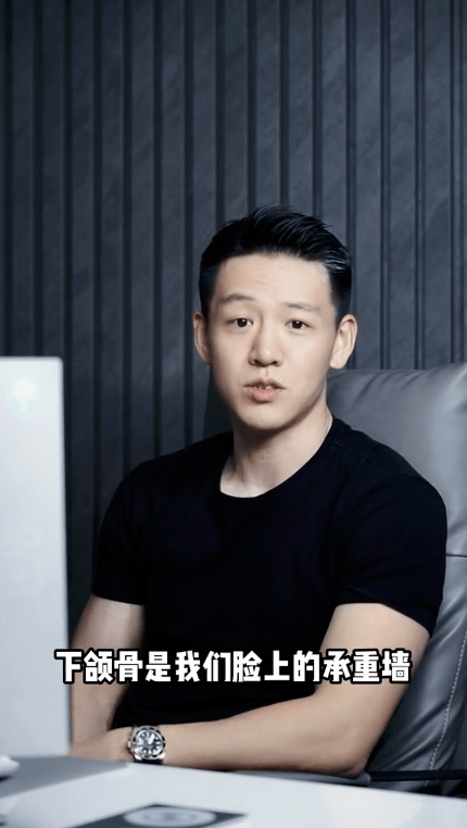 杨幂少女感渐失,男网红分析其脸垮原因