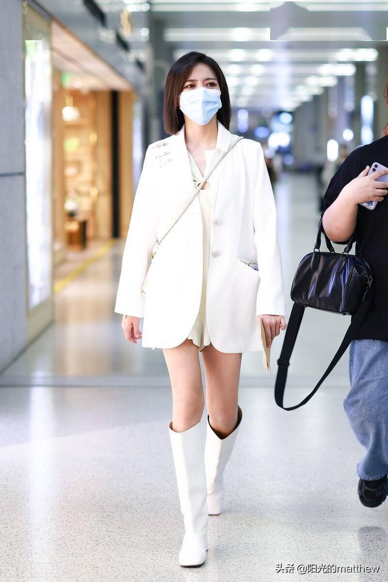 街拍谢可寅白色西装淡黄裙内搭白色长筒靴干练清爽