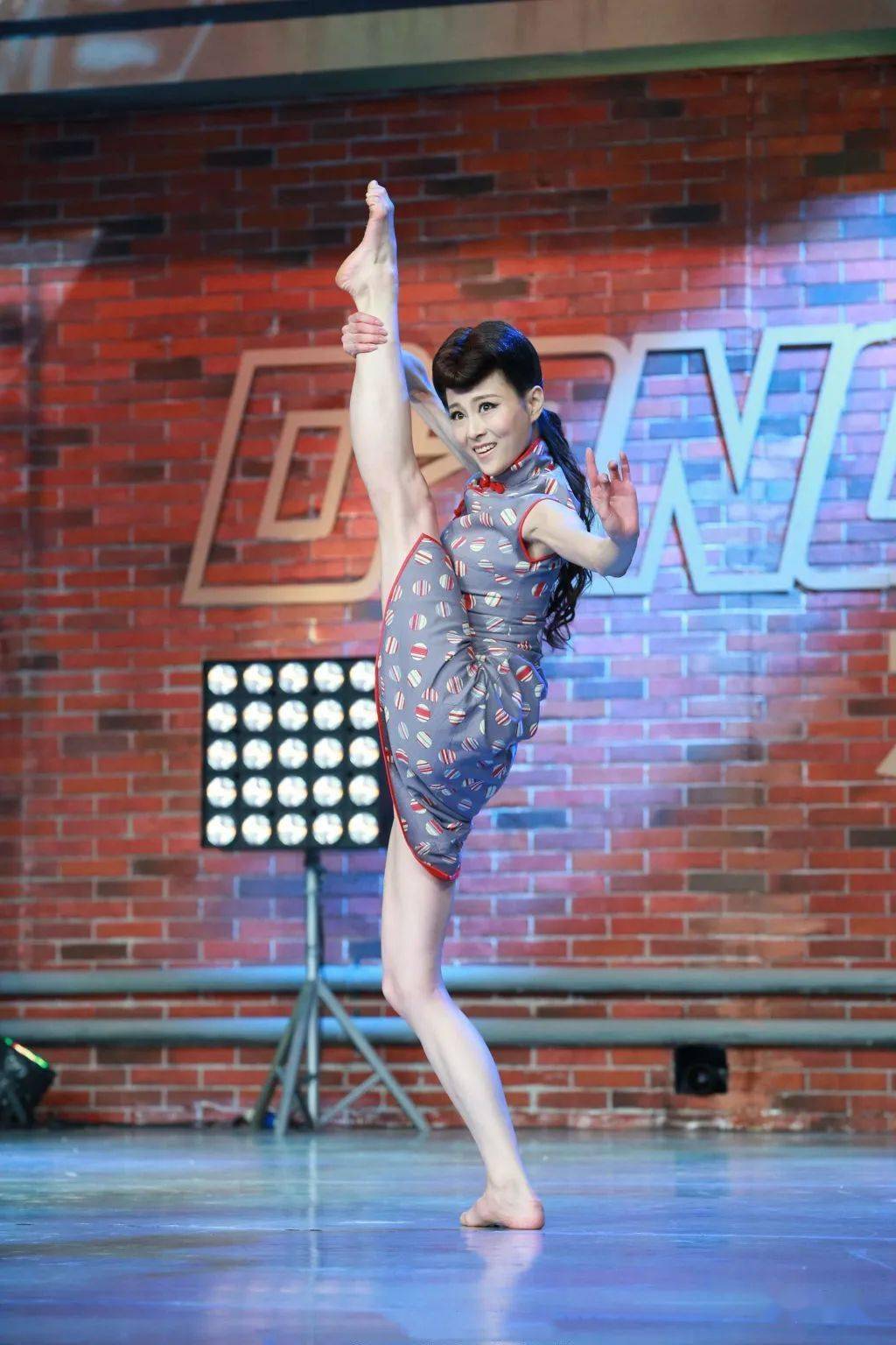 这段端庄婉约的古典气质,优雅高贵的中国旗袍舞蹈,来自舞者周丽君,一