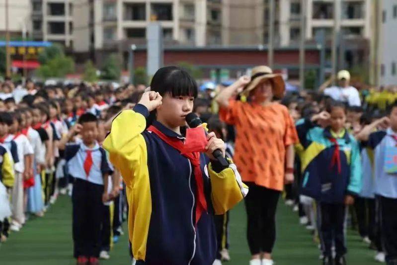"铿锵有力的宣誓声响彻织金县羊城中学,第十小学.