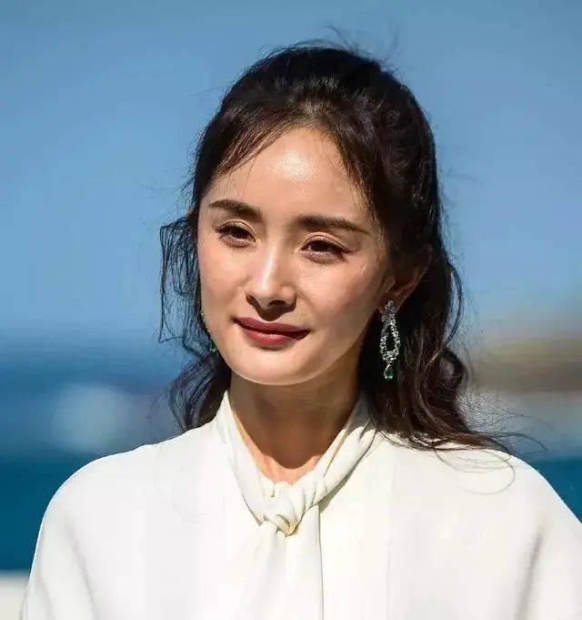 杨幂少女感渐失,男网红分析其脸垮原因