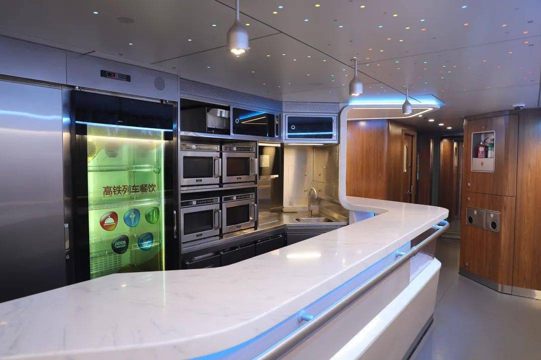 北京站首开复兴号智能化高铁动车组北京—承德南g785