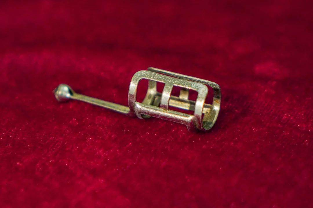 67【红色记忆】革命老物件故事(十二)钟汉庭的哨子和笔夹