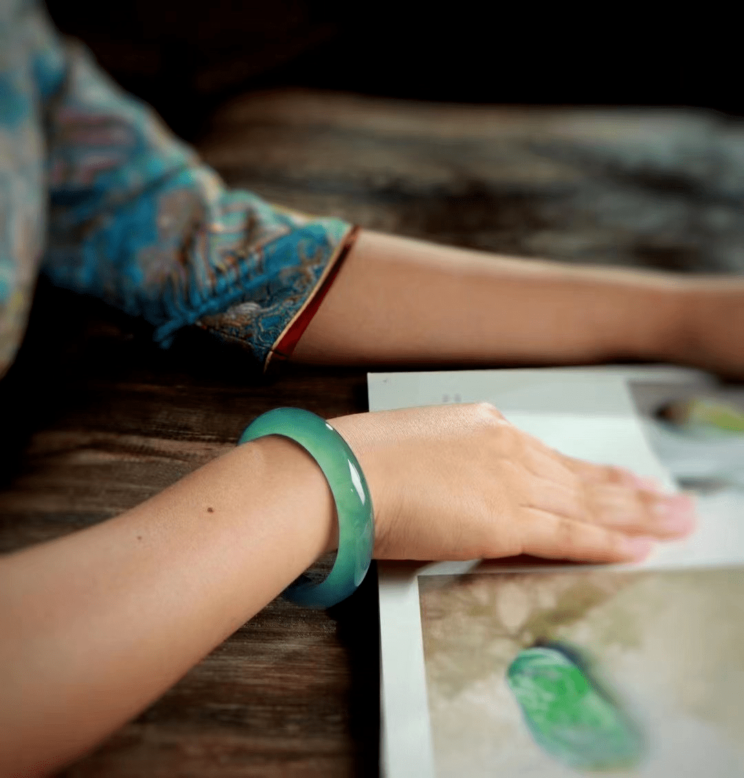 玉镯不能随便戴戴不对小心老十岁