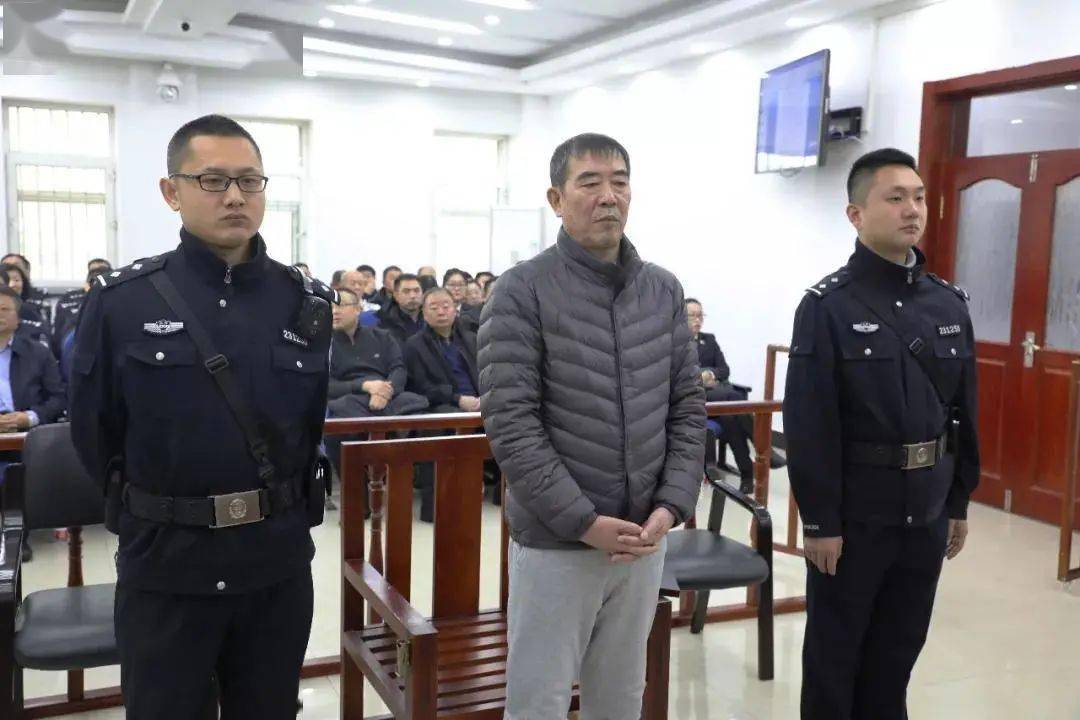 对于自己的女儿来说,黑龙江省伊春市原副市长李伟东是名慈父,女儿刚刚