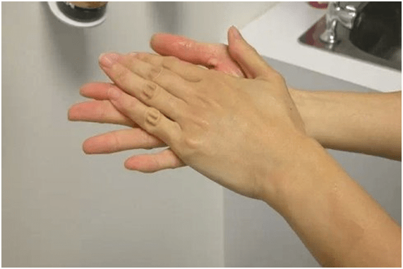 三:滴一滴酒在手心,双手快速摩擦在购买白酒时可以摇晃酒杯,来辨别酒