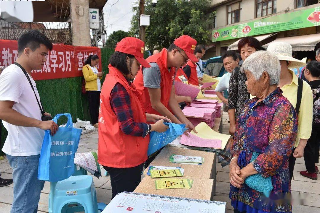 懸掛宣傳標語,發放宣傳材料等方式向過往群眾宣傳民族宗教政策法規