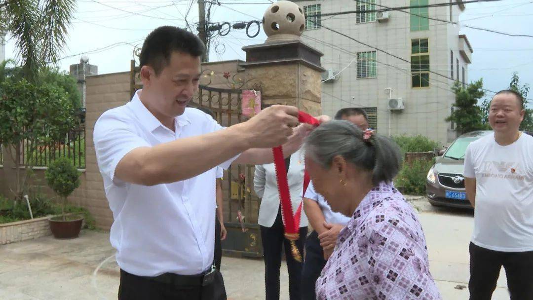 县委副书记庄稼祥走访慰问老党员赵妹庄稼祥一行首