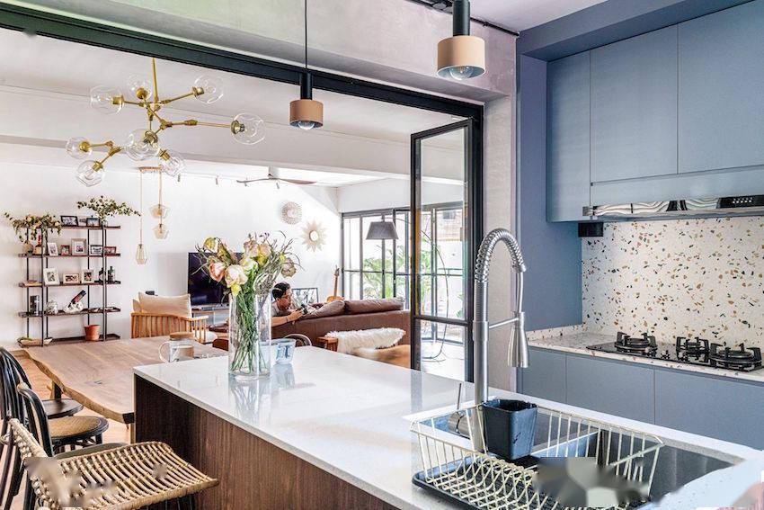 餐桌和岛台做连体中间加个折叠玻璃隔断一分为二又隔绝油烟