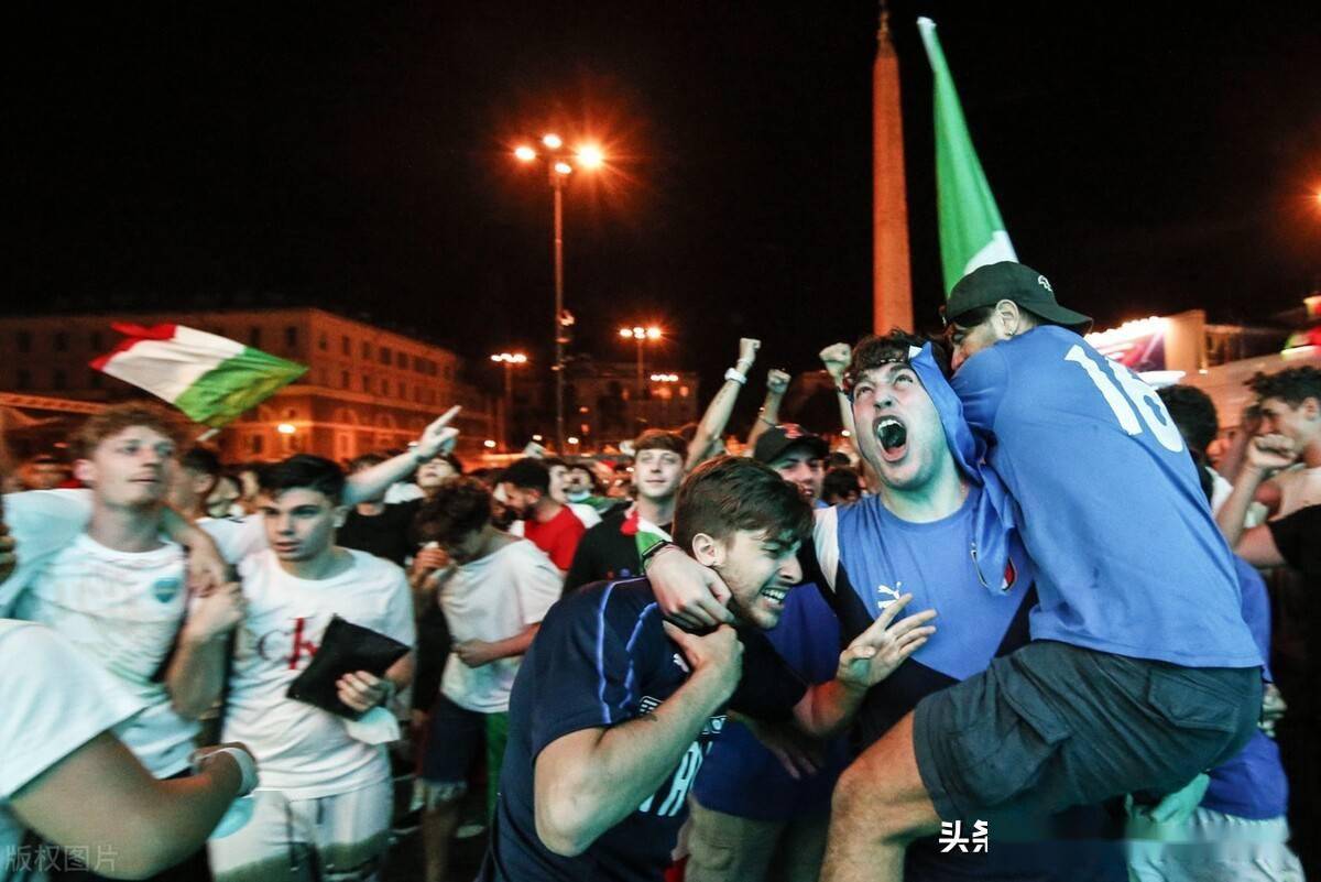 意大利国家队挺进欧洲杯八强,罗马当地球迷街头狂欢庆祝