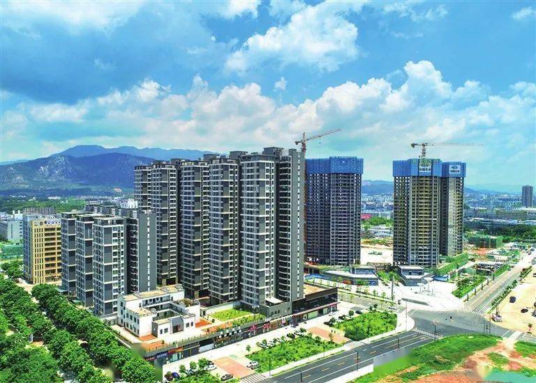 原本破损的道路,如今已经升级改造成沥青柏油,宽阔畅通,花木林立的"