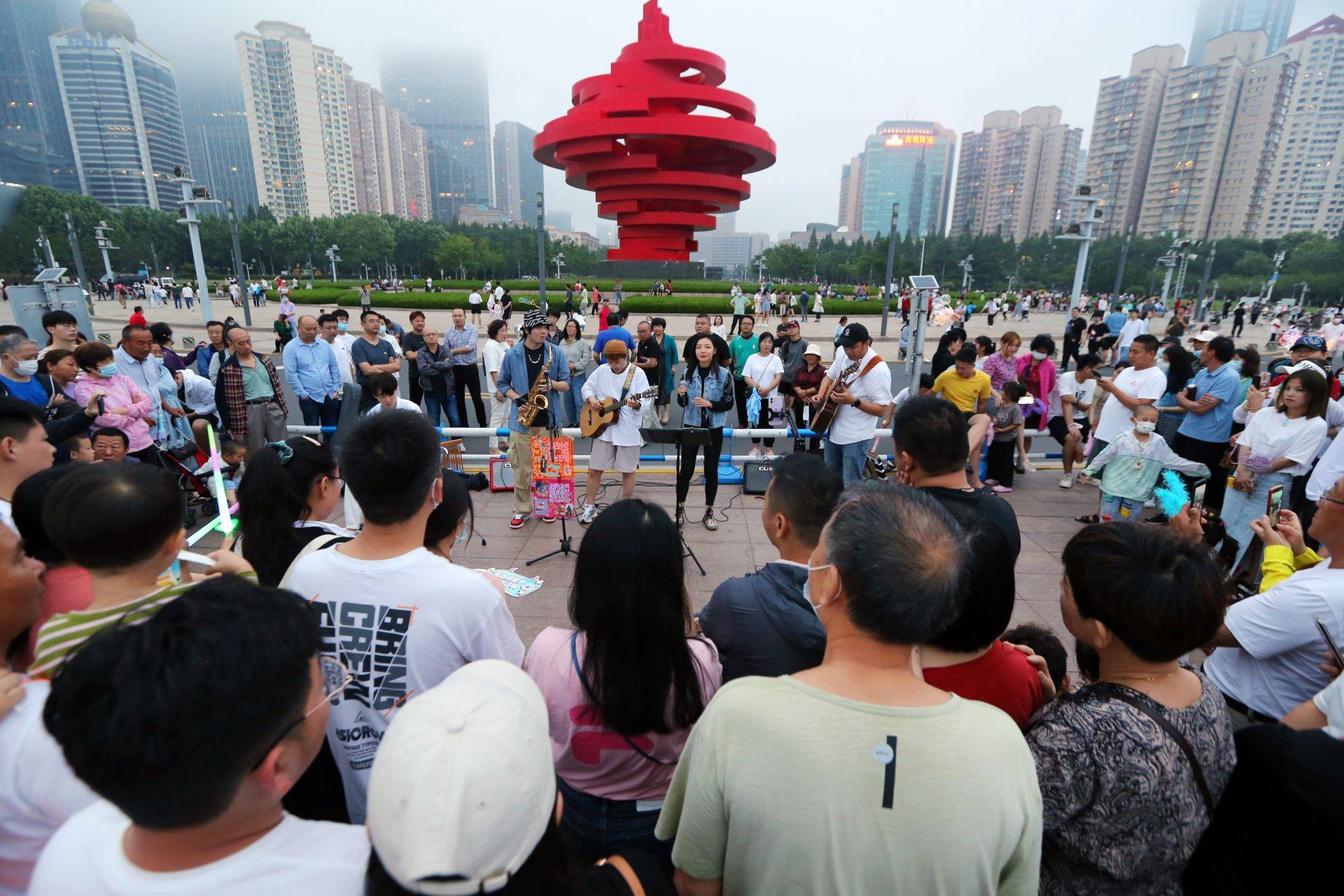 边走边唱,街头艺人让青岛更时尚_路演