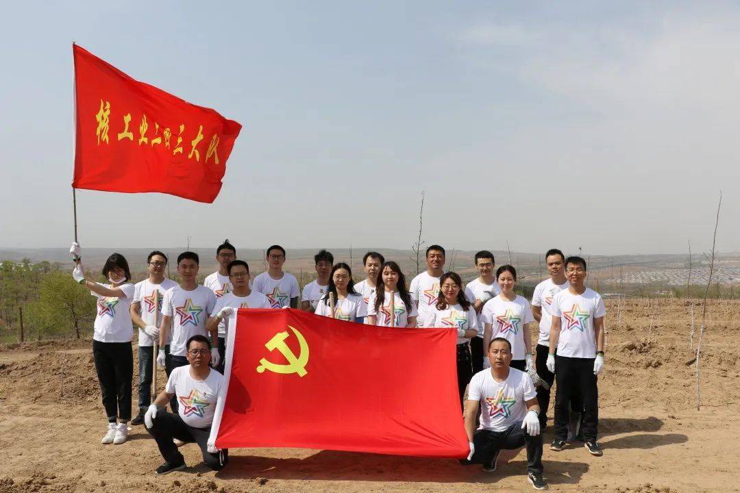 内蒙古青少年与党旗同框