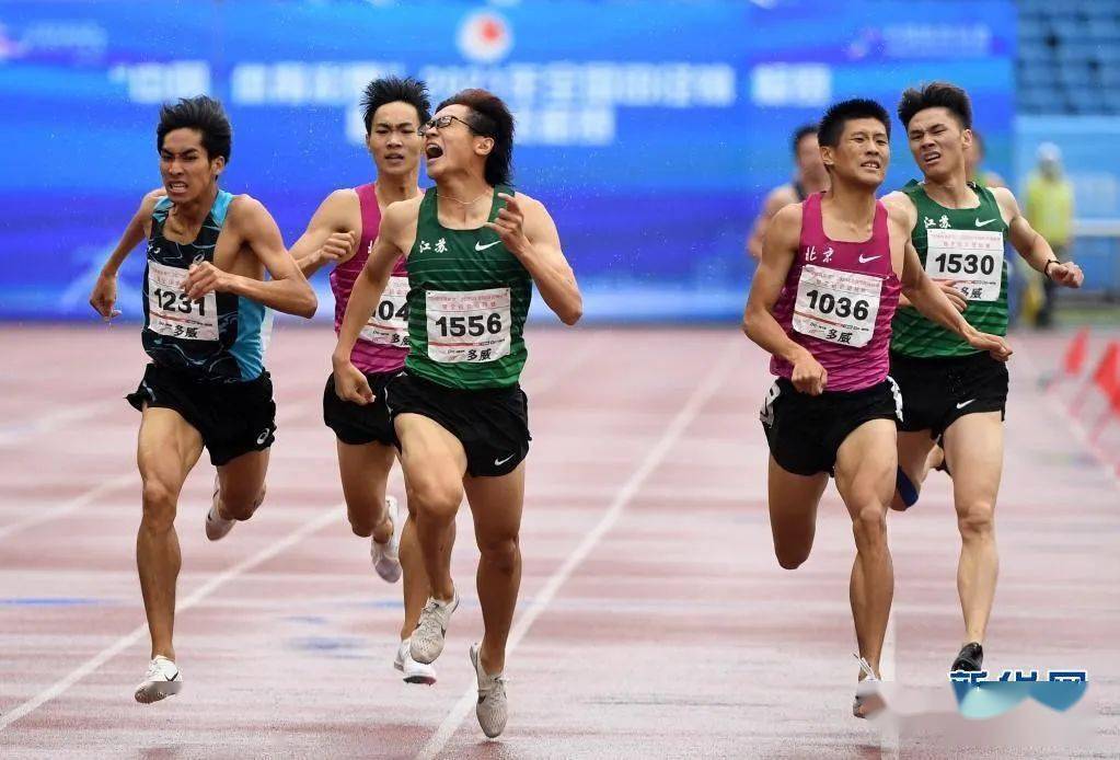 队选手刘德助(左一)与江苏铁人队选手陶沛林(左三)在比赛中冲向终点