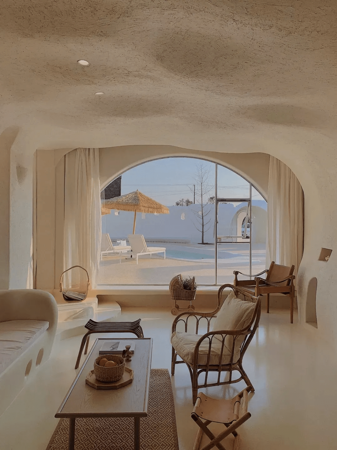 在民宿的庭院中 还有个芒果造型的 异形泳池 而酒店内部 也延续了"