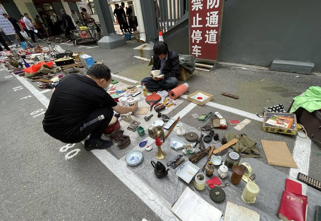 沈阳:文玩地摊错过老相机和照片,过后派人去找,还能失而复得吗