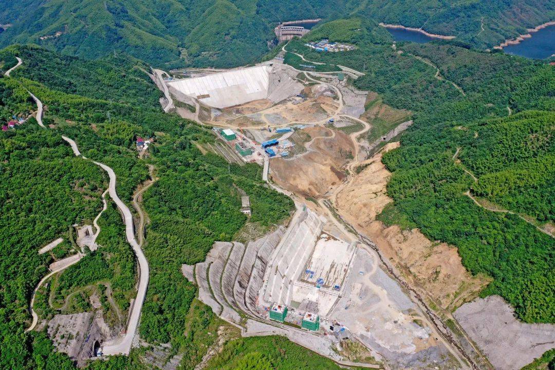 金寨张冲抽水蓄能电站完成首台发电电动机组定子吊装