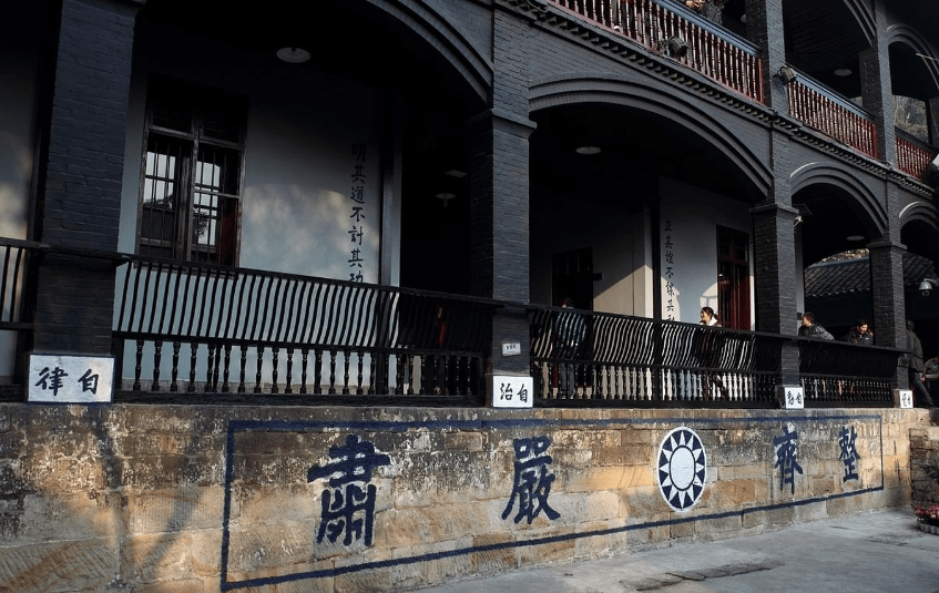 1947年的夏天,蒋祝华被西南长官公署军法处丁处长带走,来到了岗哨密布