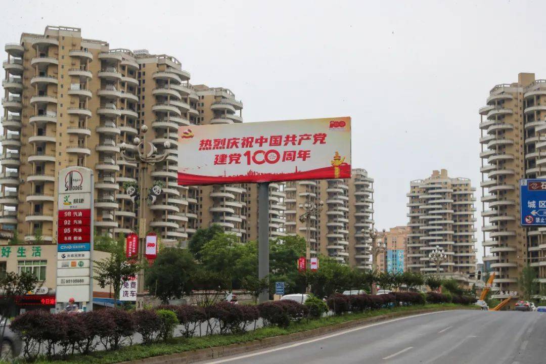 七一在即景观小品道旗广告牌兴文红色氛围组纷纷亮相