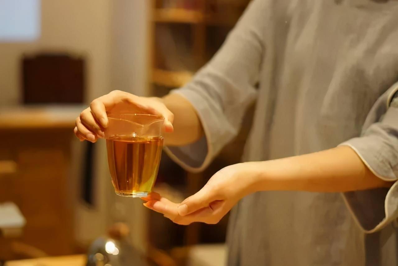 3,选配茶具要因茶制宜自古以来,比较讲究品茶艺术的茶人,注重品茶韵味