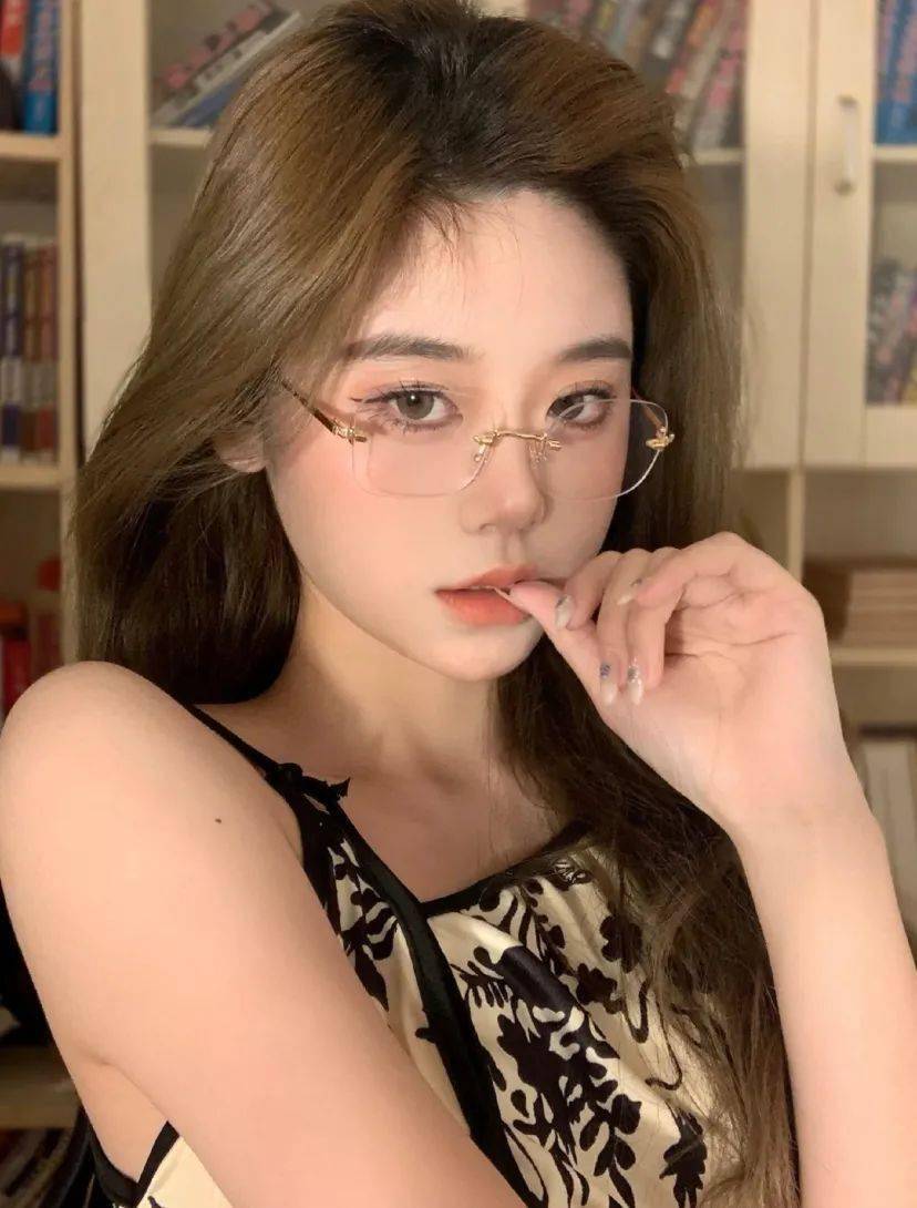 戴眼镜和不戴眼镜的女生颜值差距真的很大