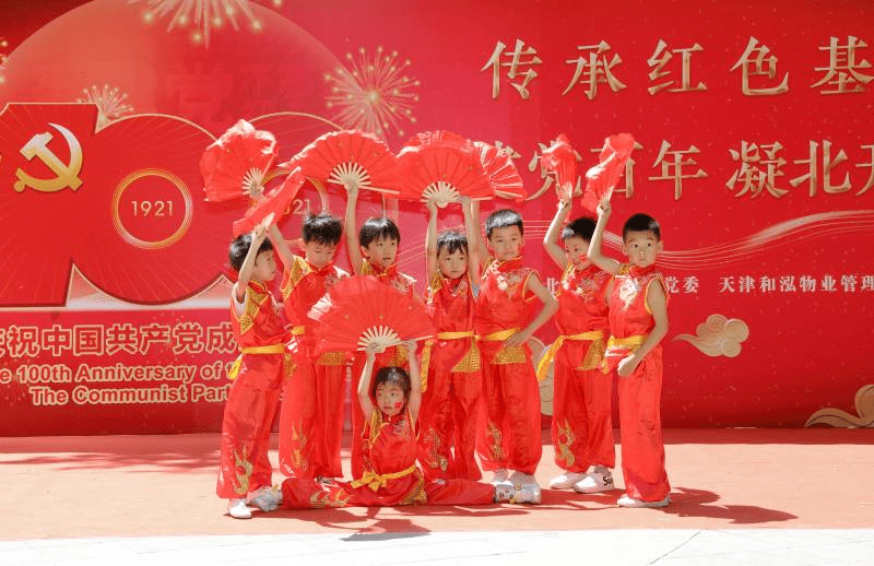 现场,社区老党员周宝禄和社区民警王巍还分别创作了书法作品,把对党和