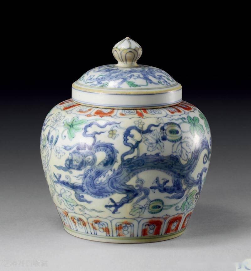 明朝宣德年间的彩瓷是斗彩的雏形,它之所以用色大胆,色彩鲜艳,也是