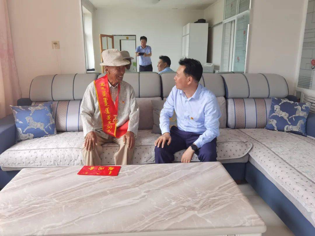 关注旗委常委旗政府副旗长隽永伟到巴彦塔拉苏木调研并走访慰问老党员