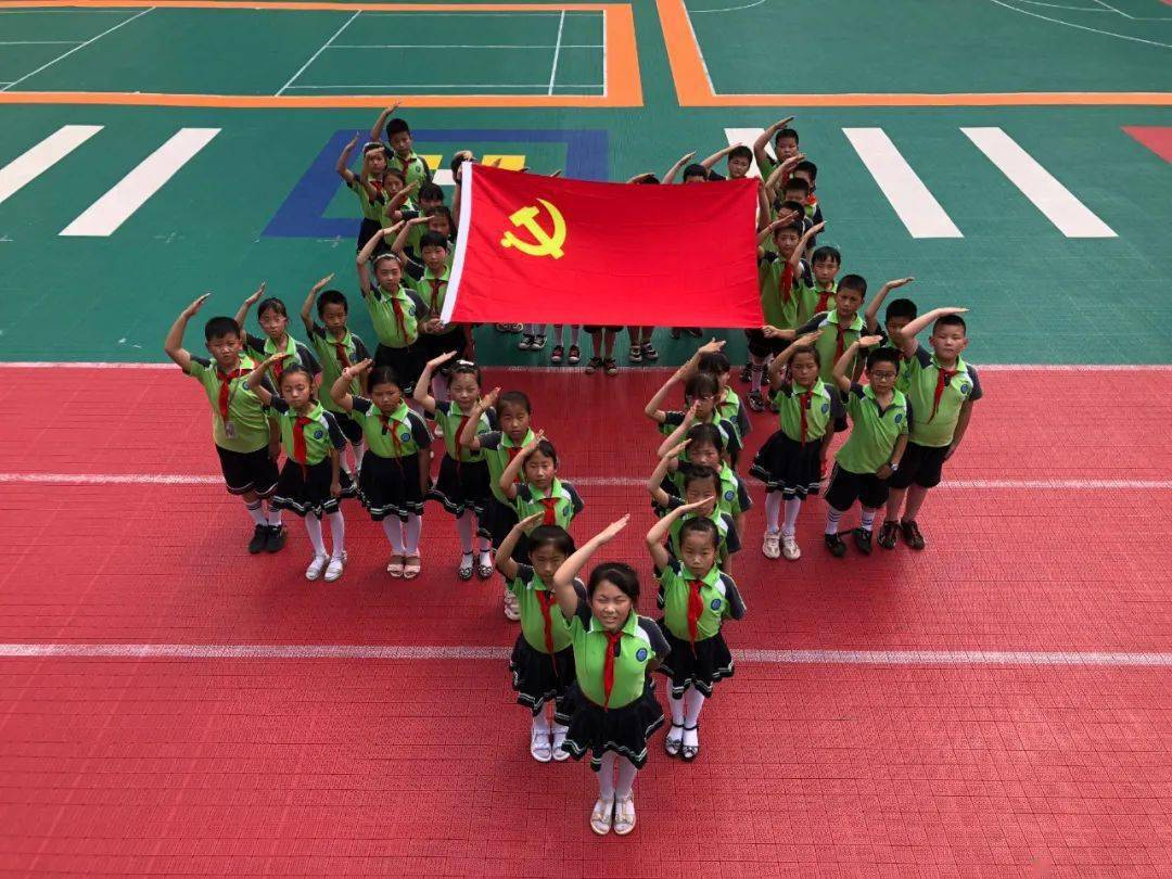 童心向党我和党旗合个影徽县各学校少工委用镜头定格爱