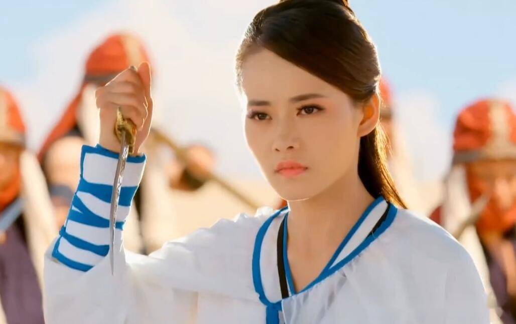 柴碧云饰演的翠浓造型更惊艳,她是边城无名居里的"花魁",美貌绝伦