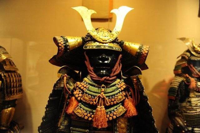 甚至有很多人拿倭寇之时来做佐证,认为日本战国时期的盔甲和兵器远